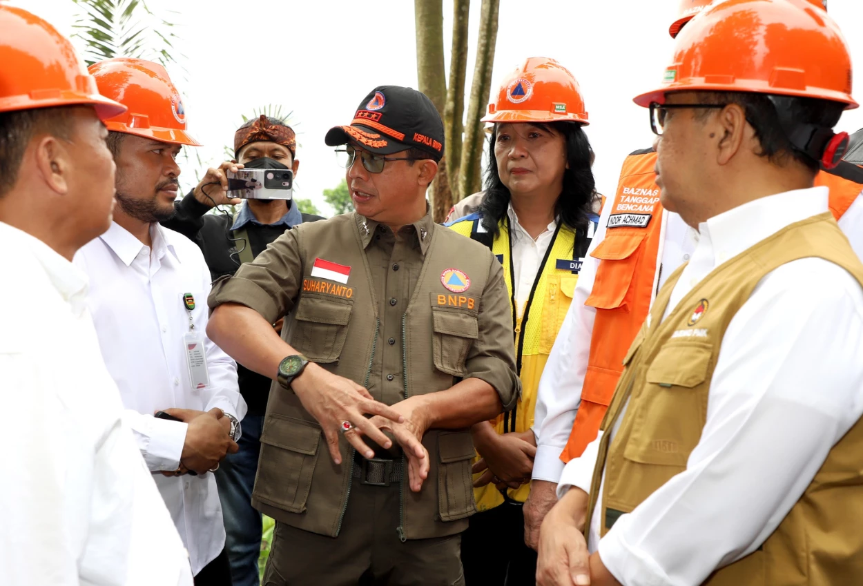 Menko pmk dan kepala bpnb tinjau kerusakan rumah akibat pergeseran tanah di purwakarta