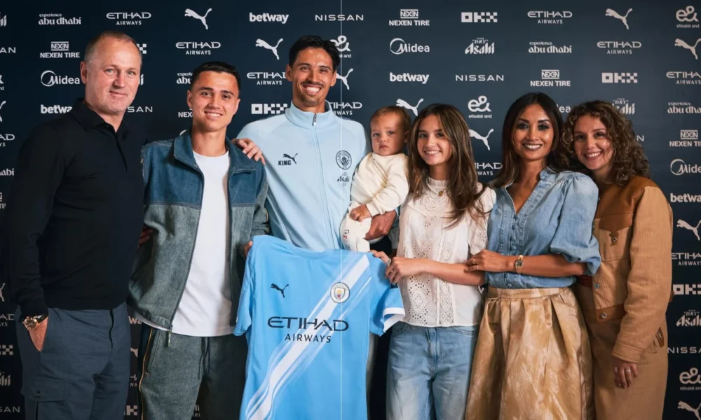 Momen foto eliano reijnders dan keluarga saat tijjani reijnders gabung manchester city