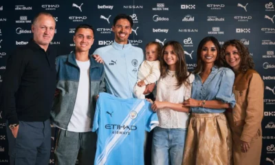 Momen foto eliano reijnders dan keluarga saat tijjani reijnders gabung manchester city