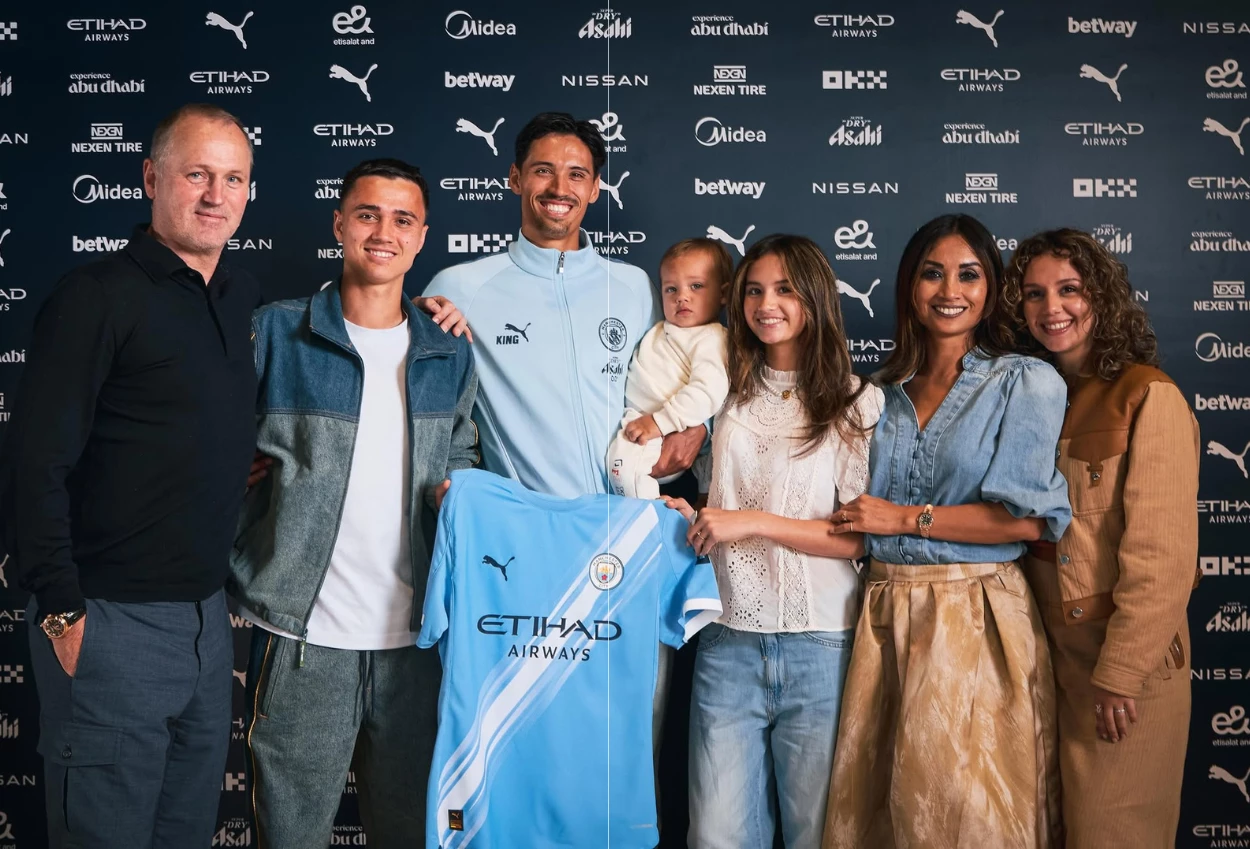 Momen foto eliano reijnders dan keluarga saat tijjani reijnders gabung manchester city