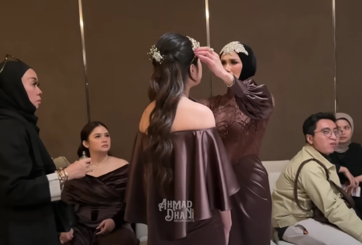 Mulan jameela ambil hiasan kepala safeea ahmad, netizen sama anaknya aja gak mau kalah saing
