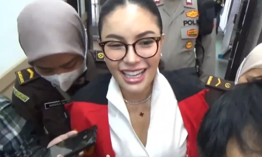 Nikita mirzani hadiri sidang perdana dugaan kasus pemerasan terhadap reza gladys