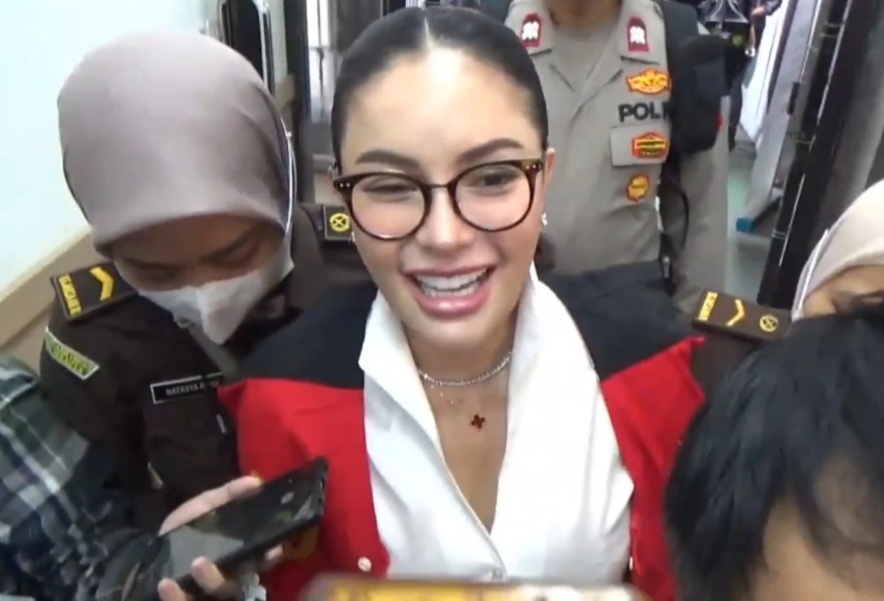 Nikita mirzani hadiri sidang perdana dugaan kasus pemerasan terhadap reza gladys