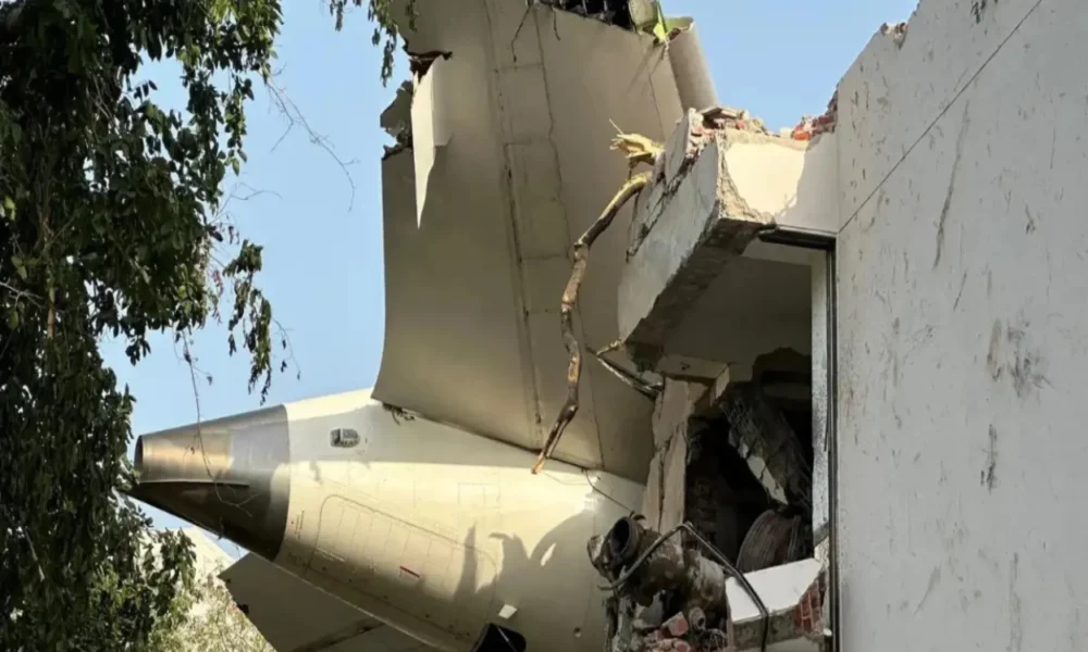Pesawat air india jatuh, bawa 230 penumpang dan 12 awak kabin