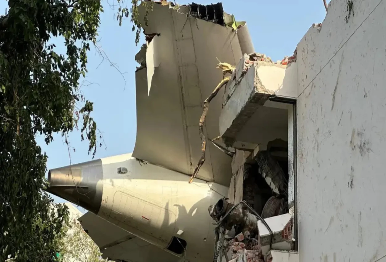 Pesawat air india jatuh, bawa 230 penumpang dan 12 awak kabin