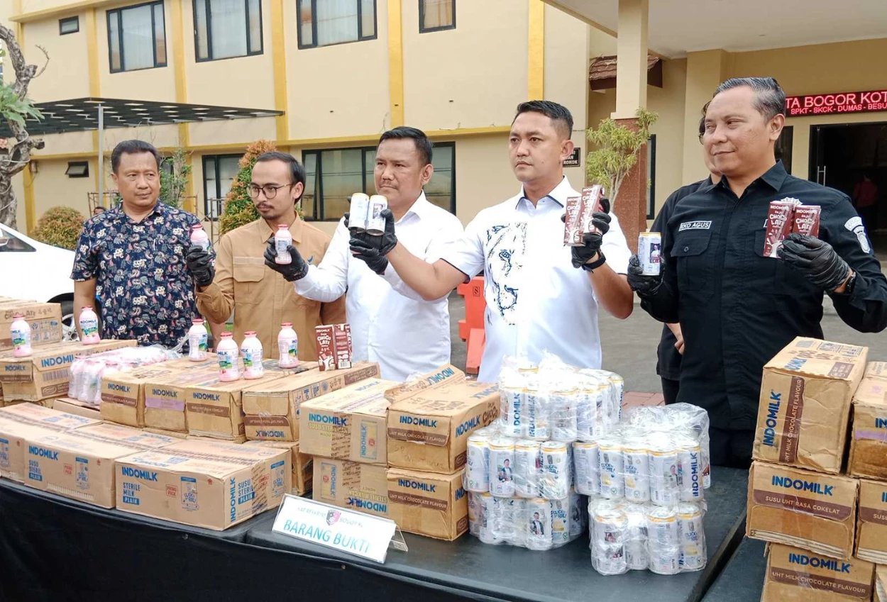 Polisi tangkap 2 pelaku pemalsuan susu kedaluwarsa yang dijual ulang di bogor