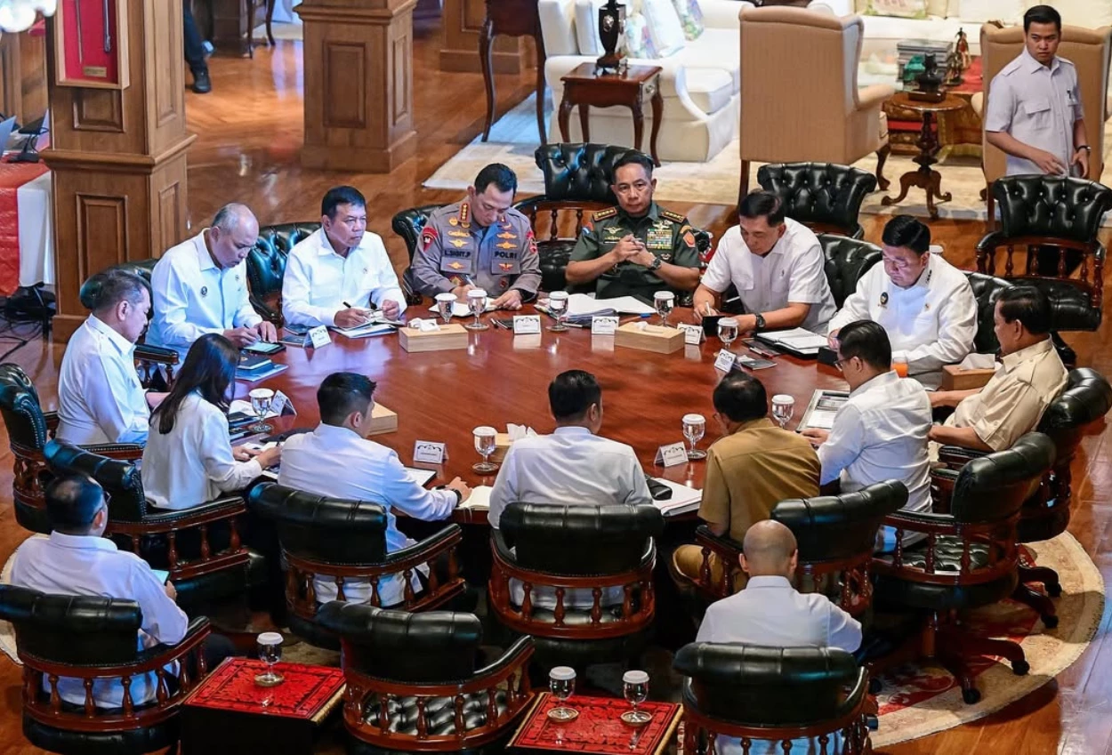 Presiden prabowo gelar pertemuan dengan jajaran menteri di hambalang