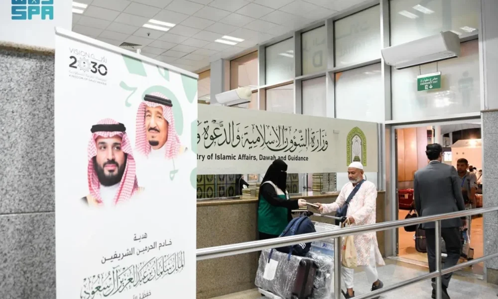Raja salman beri al quran untuk para jemaah haji di bandara taif saudi