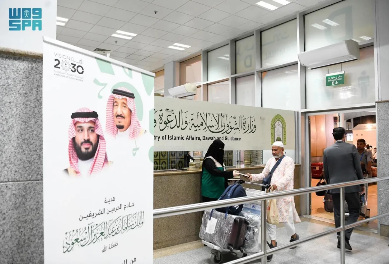Raja salman beri al quran untuk para jemaah haji di bandara taif saudi