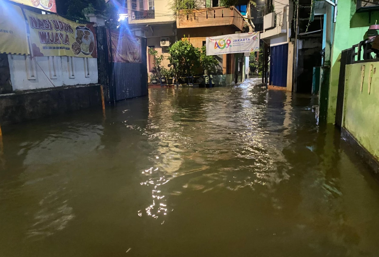Ratusan rumah di petogogan jakarta selatan terendam banjir