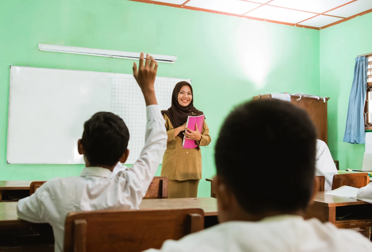 Sekolah rakyat dan kesejahteraan guru stagnan, apa penyebabnya