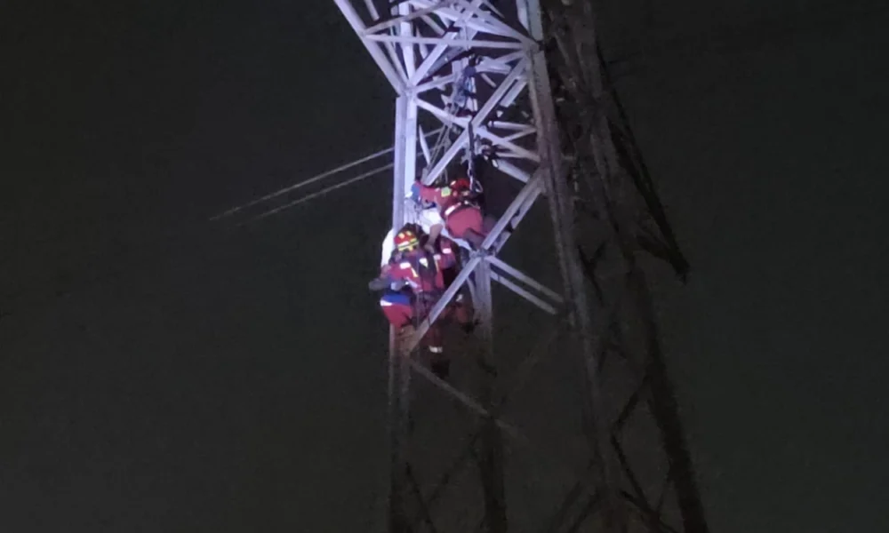 Stres usai cekcok dengan istri, pria di jaktim nyaris akhiri hidup di menara sutet