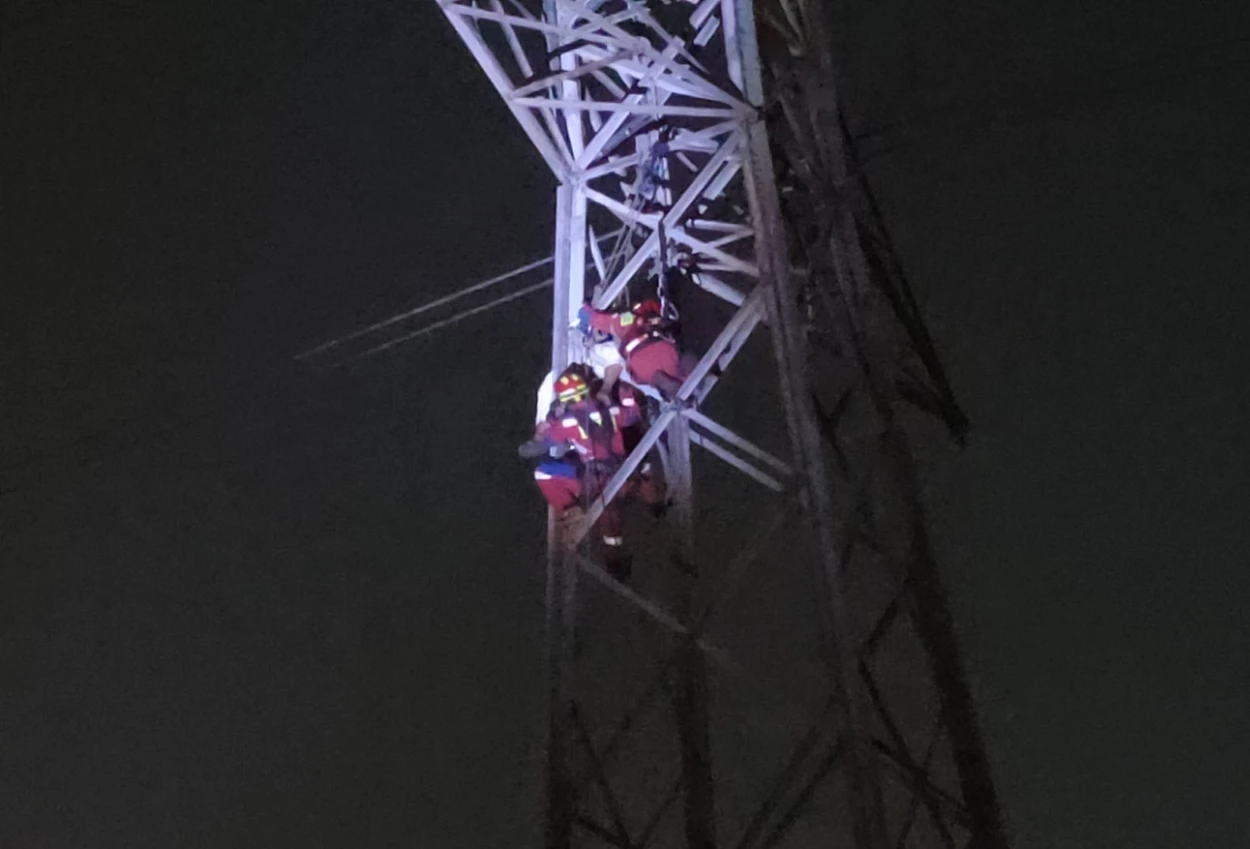 Stres usai cekcok dengan istri, pria di jaktim nyaris akhiri hidup di menara sutet