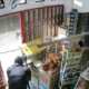 Terekam cctv, pria bobol warung di cipayung dan gasak rokok hingga tabung gas