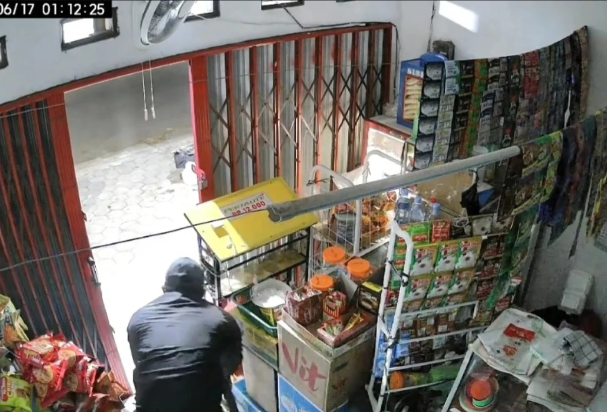 Terekam cctv, pria bobol warung di cipayung dan gasak rokok hingga tabung gas