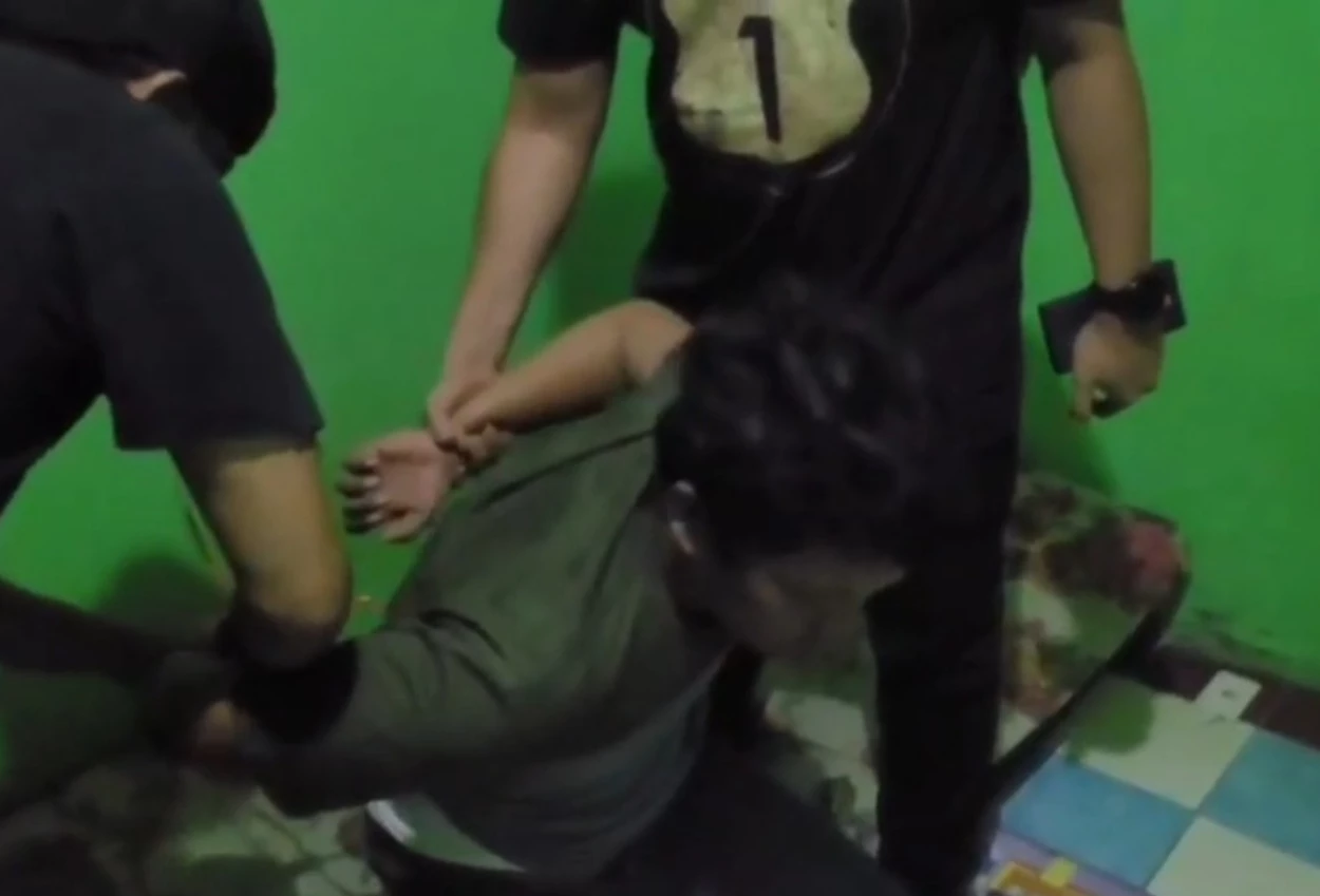 Tidur pulas, kakak adik pelaku pencurian ditangkap polisi dengan lagu ulang tahun