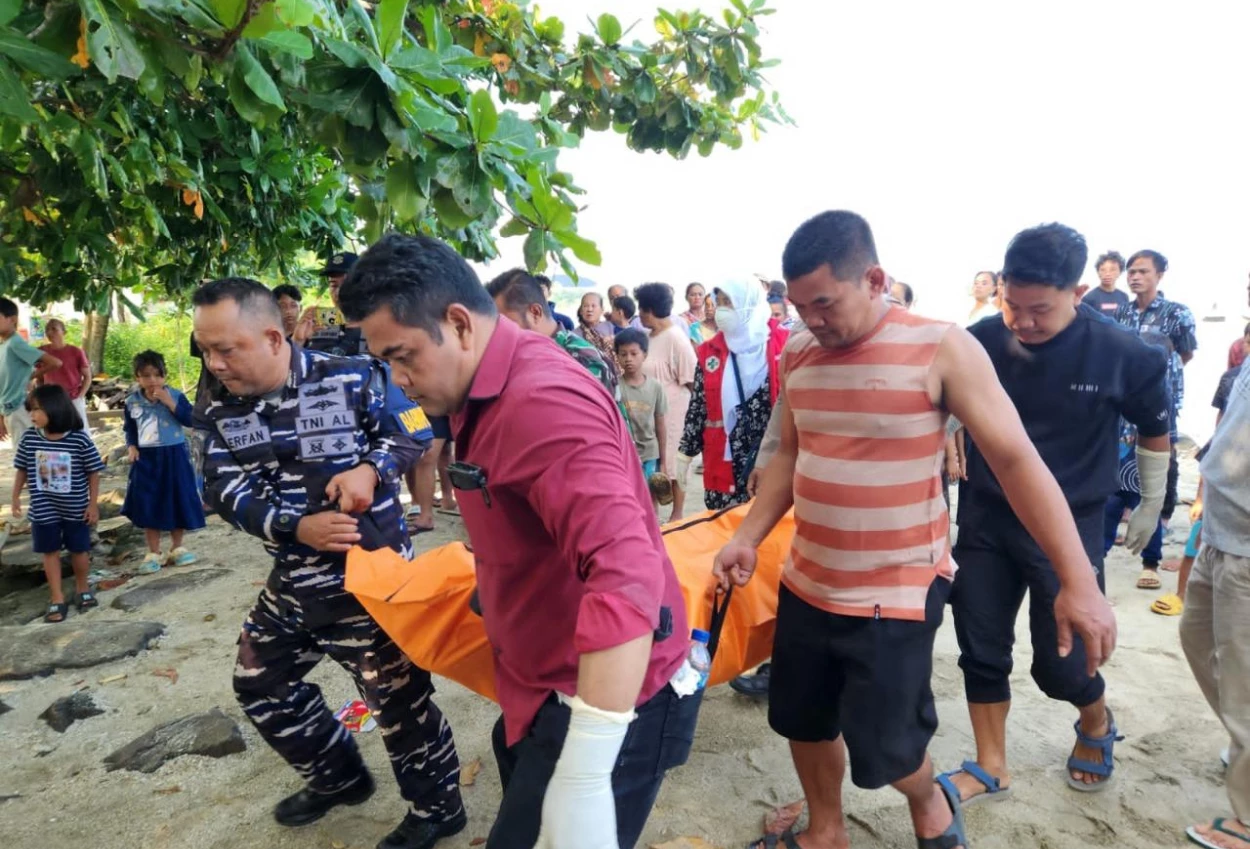 Tim sar gabungan berhasil evakuasi mayat yang mengapung di pantai galau pandeglang