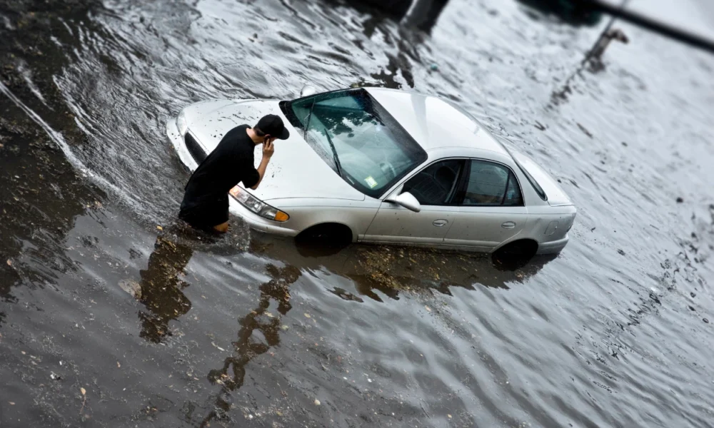 Tips mengatasi kerusakan mobil akibat banjir dengan aman dan efektif