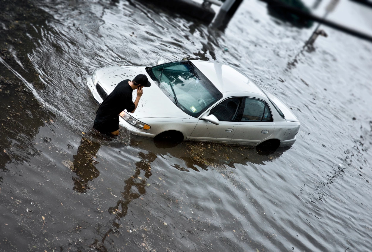 Tips mengatasi kerusakan mobil akibat banjir dengan aman dan efektif