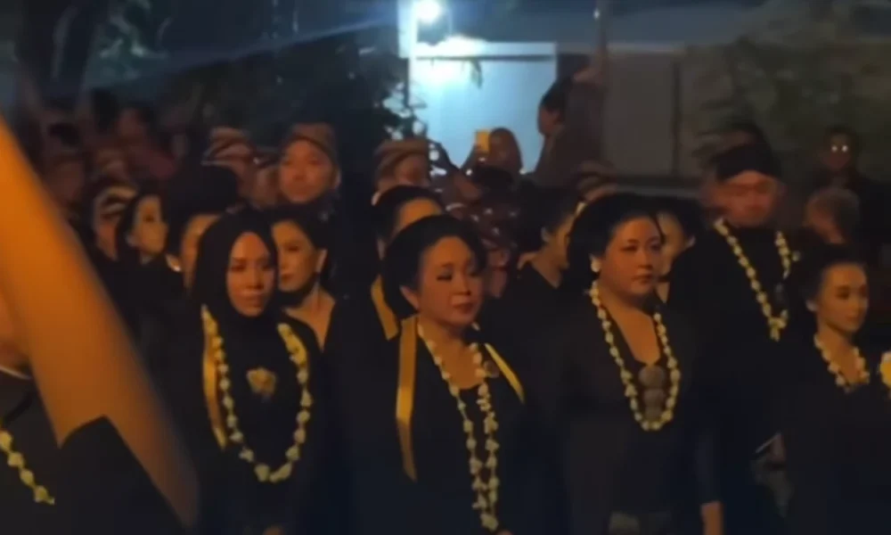 Titiek soeharto ikut malam 1 suro di pura mangkunegaran, tampil anggun gunakan kebaya hitam