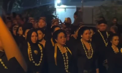 Titiek soeharto ikut malam 1 suro di pura mangkunegaran, tampil anggun gunakan kebaya hitam