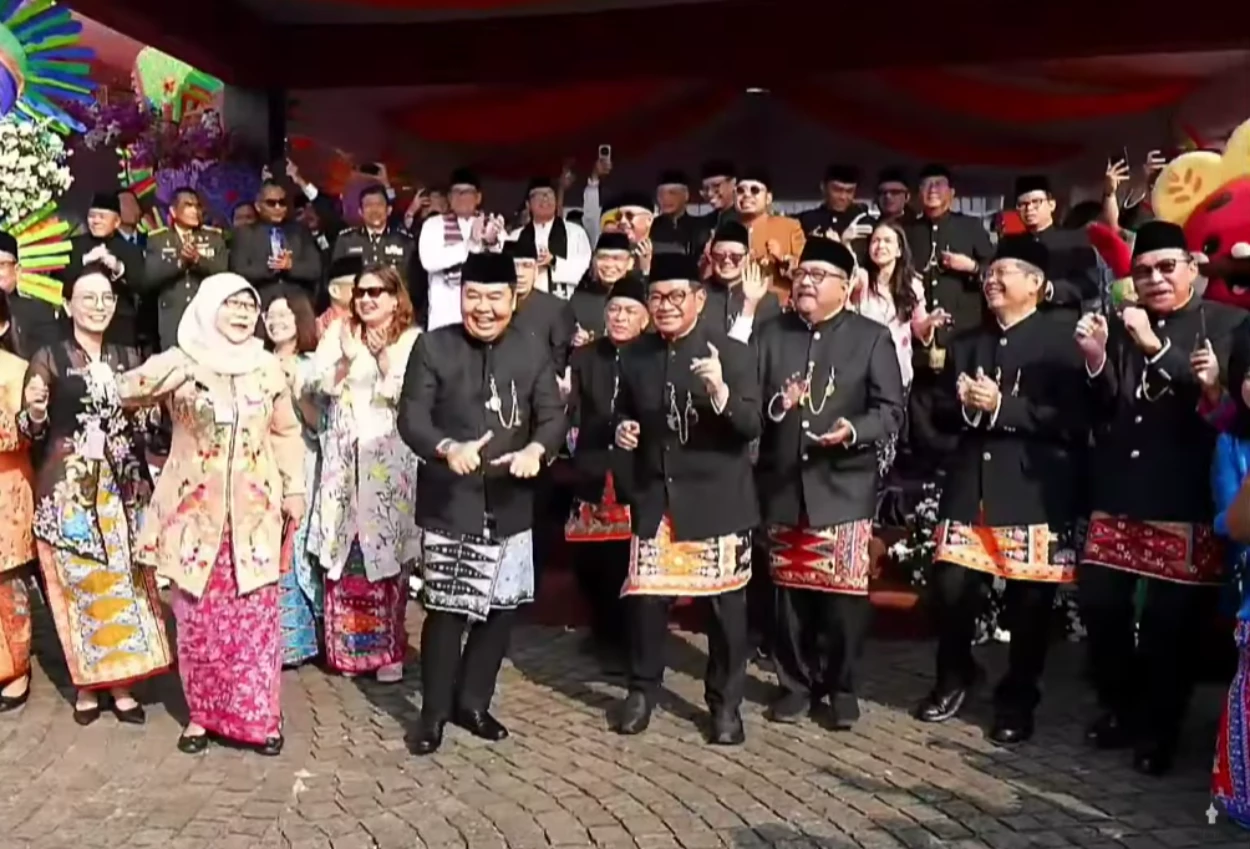 Usai upacara hut jakarta, pramono anung dan rano karno joget stecu