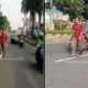 Viral! seorang pria tampak linglung berjalan kaki di tengah jalan raya