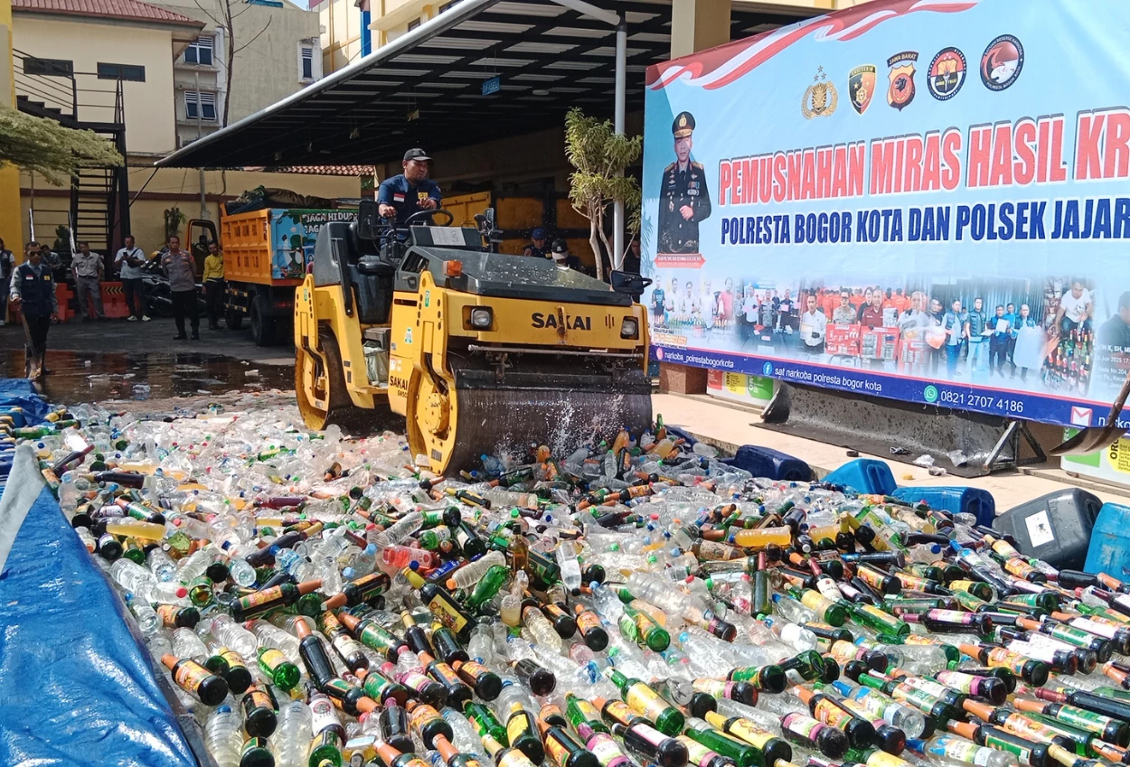 17 ribu botol miras dimusnahkan polisi di bogor, 4 pelaku ditetapkan sebagai tersangka