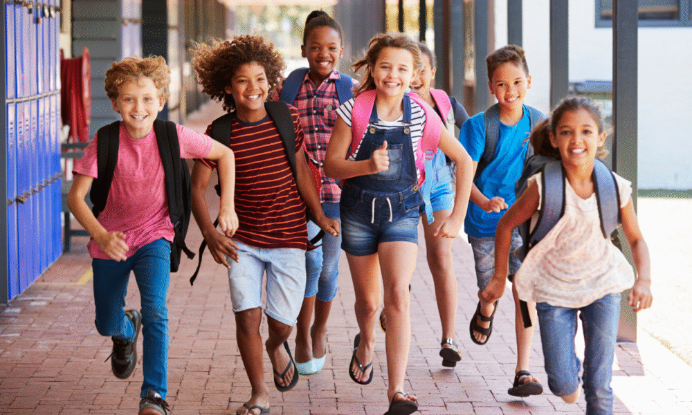 5 cara membantu anak mudah punya teman di sekolah