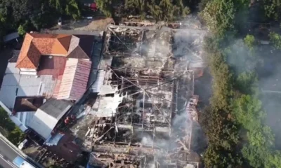 Api berhasil dipadamkan, asap masih terlihat membumbung tinggi di taman puring