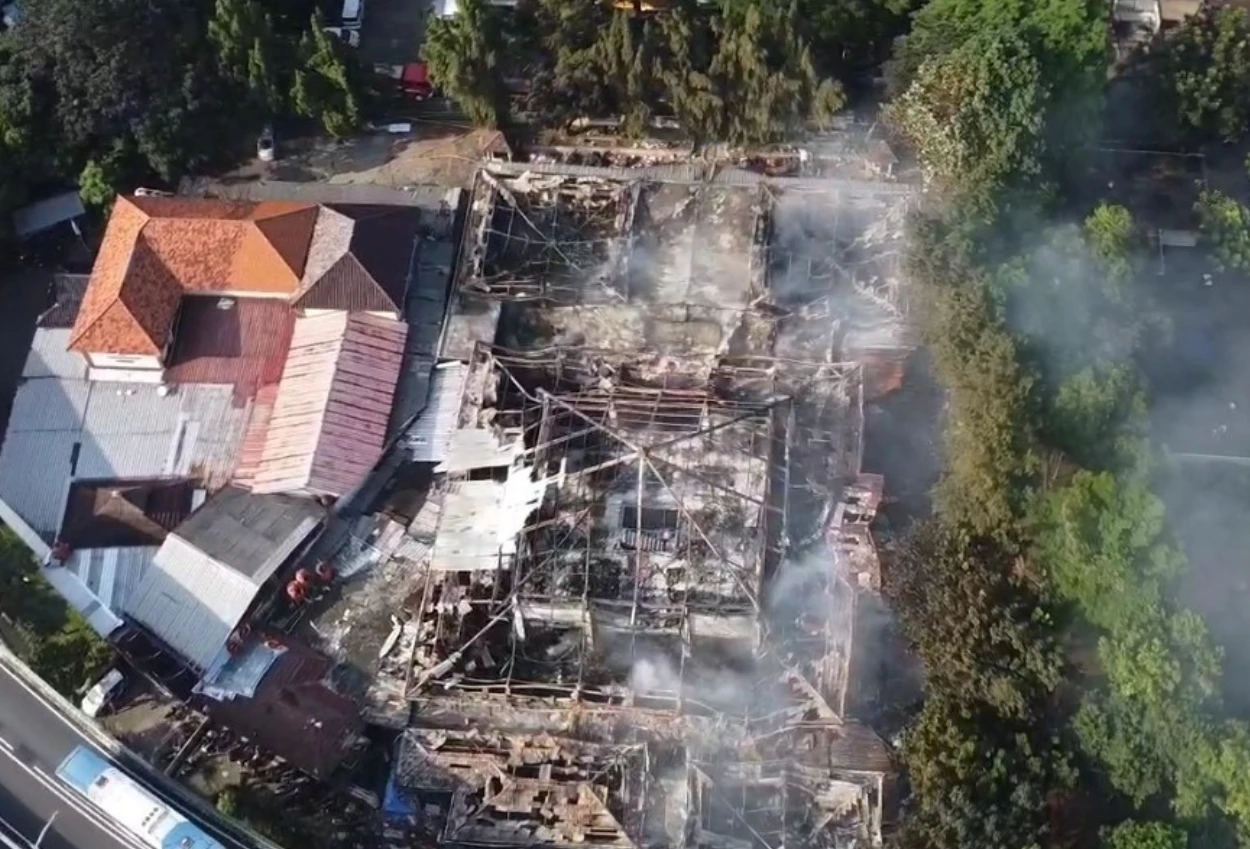 Api berhasil dipadamkan, asap masih terlihat membumbung tinggi di taman puring