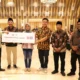 Baznas berikan bantuan modal usaha untuk pasangan nikah massal di masjid istiqlal
