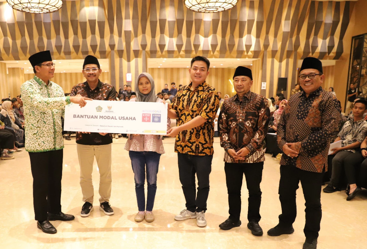 Baznas berikan bantuan modal usaha untuk pasangan nikah massal di masjid istiqlal