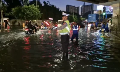 Banjir 60 cm di puri kembangan, motor didorong, lalu lintas tersendat
