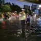Banjir 60 cm di puri kembangan, motor didorong, lalu lintas tersendat