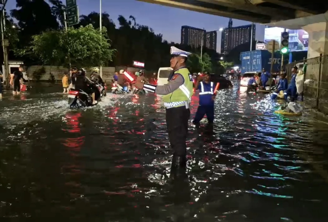 Banjir 60 cm di puri kembangan, motor didorong, lalu lintas tersendat