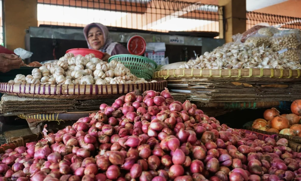 Beras hingga minyak goreng naik, ini daftar harga pangan 14 juli 2025