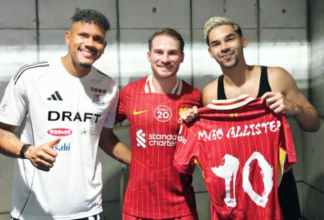 Bintang liverpool alexis mac allister minta tukeran jersey dengan sandy walsh