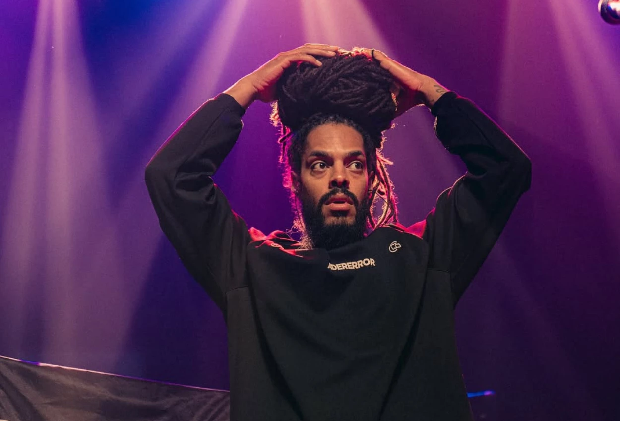 Bob vylan dilarang masuk as usai serukan dukungan untuk palestina di glastonbury