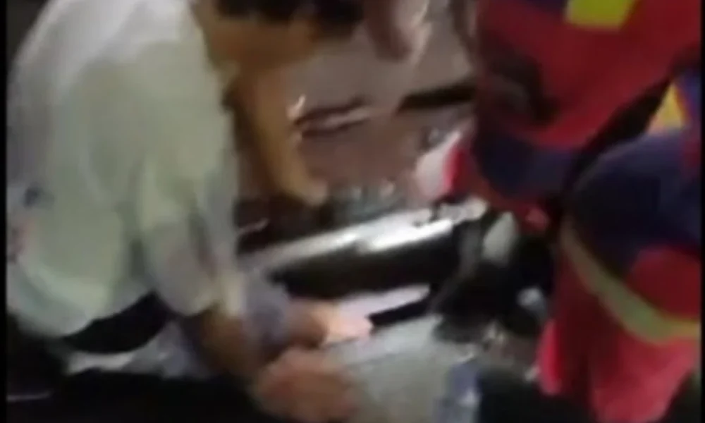 Damkar bantu evakuasi wisatawan yang terjatuh ke celah rel kereta api bogor