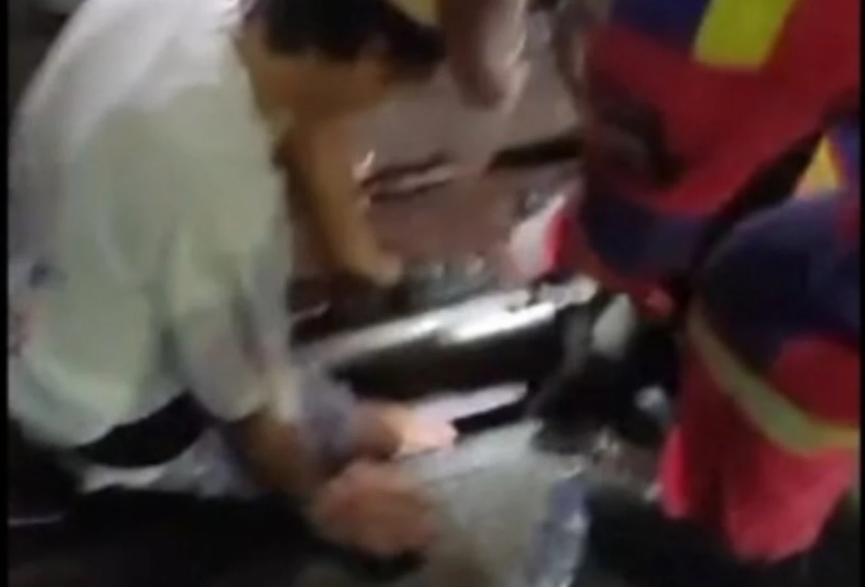 Damkar bantu evakuasi wisatawan yang terjatuh ke celah rel kereta api bogor