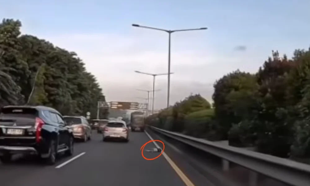 Detik detik seorang anak jatuh dari bus di ruas tol jorr hingga nyaris tertabrak