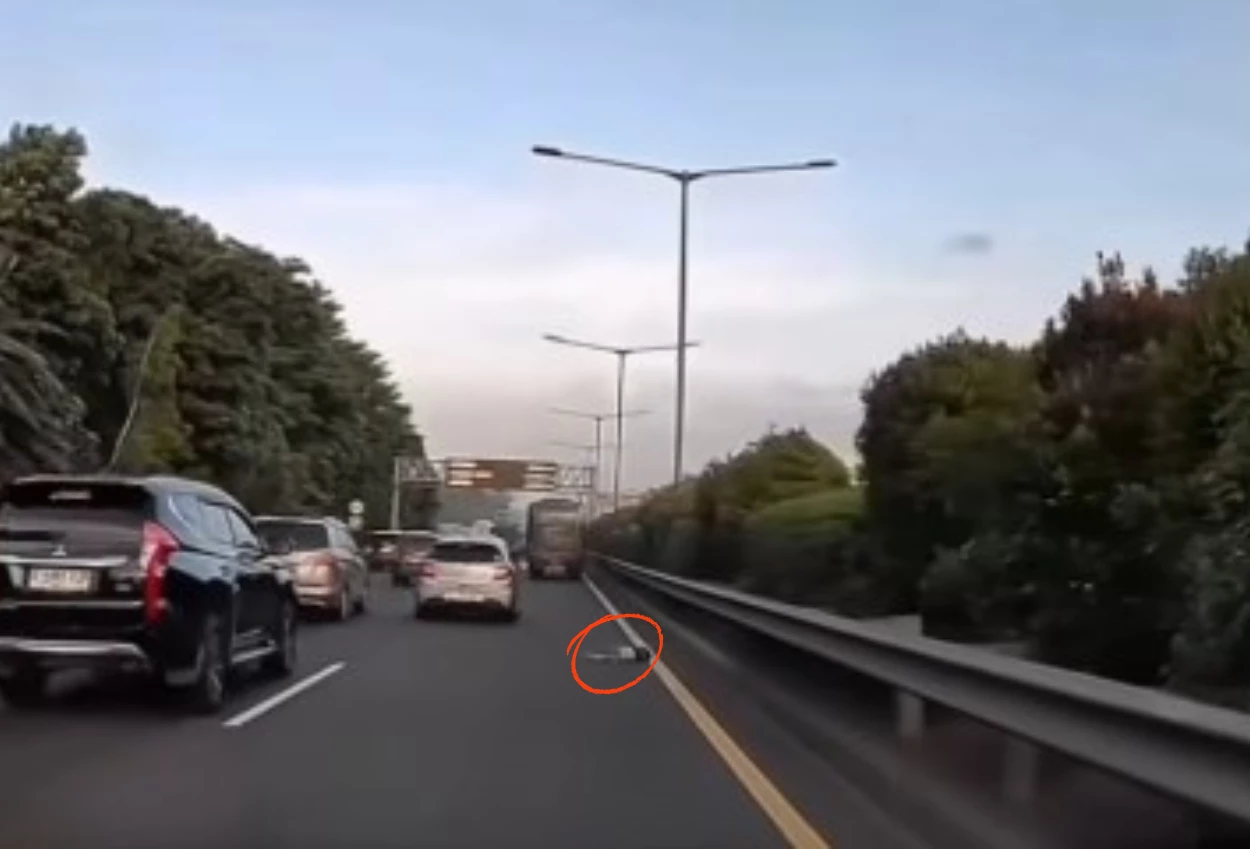 Detik detik seorang anak jatuh dari bus di ruas tol jorr hingga nyaris tertabrak