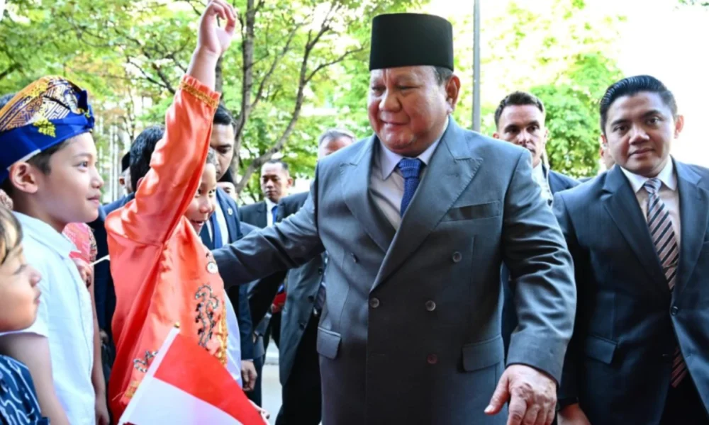Diaspora indonesia di paris sambut prabowo dengan bunga dan bendera
