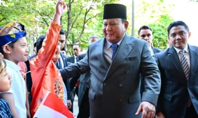 Diaspora indonesia di paris sambut prabowo dengan bunga dan bendera