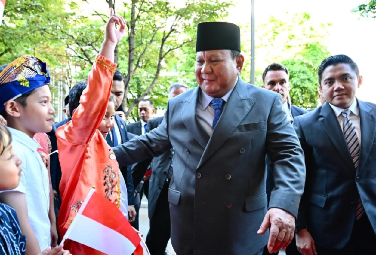Diaspora indonesia di paris sambut prabowo dengan bunga dan bendera