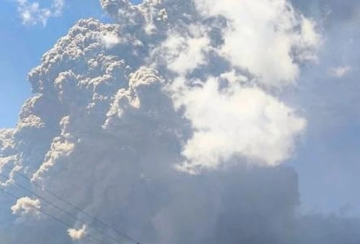 Gunung lewotobi laki laki erupsi, kolom abu capai 18 kilometer ke udara