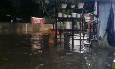 Kali mampang meluap, ratusan rumah di komplek polri terendam banjir