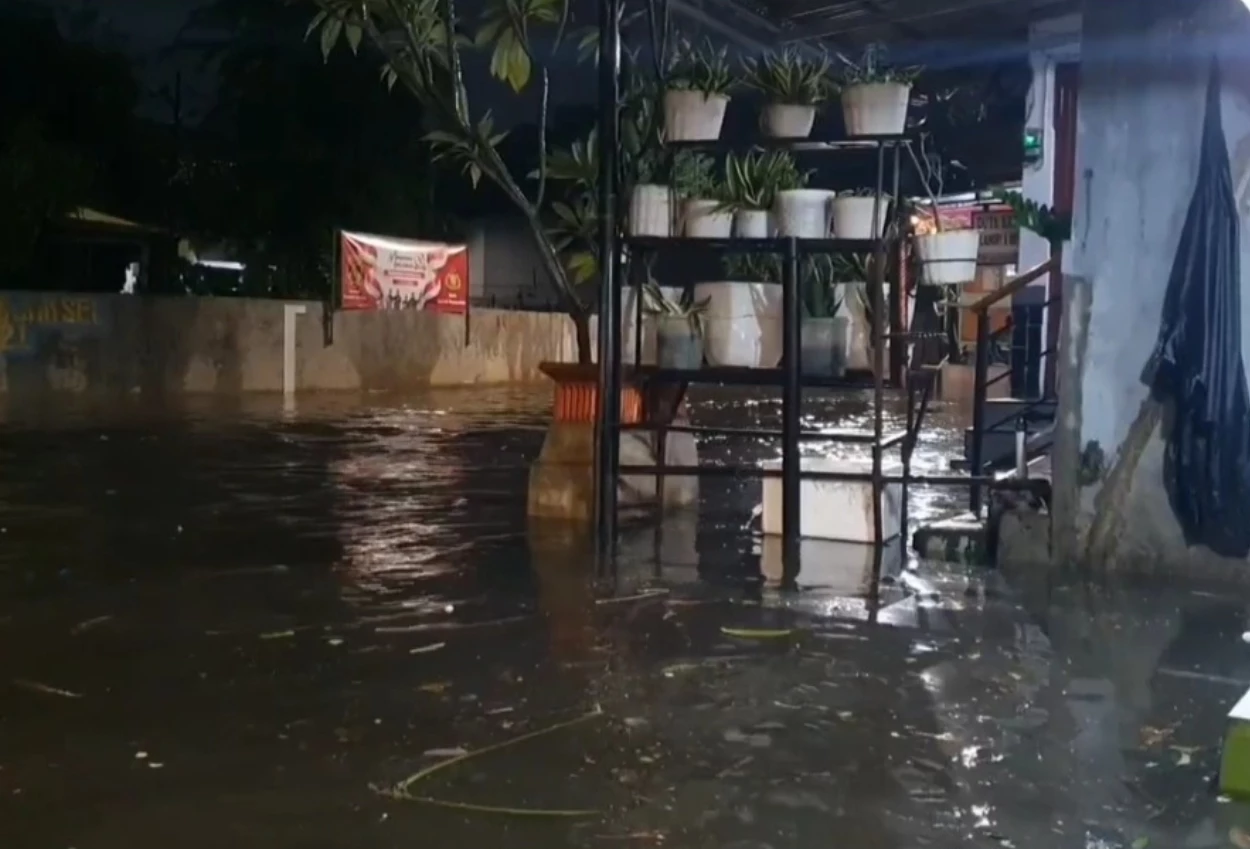 Kali mampang meluap, ratusan rumah di komplek polri terendam banjir