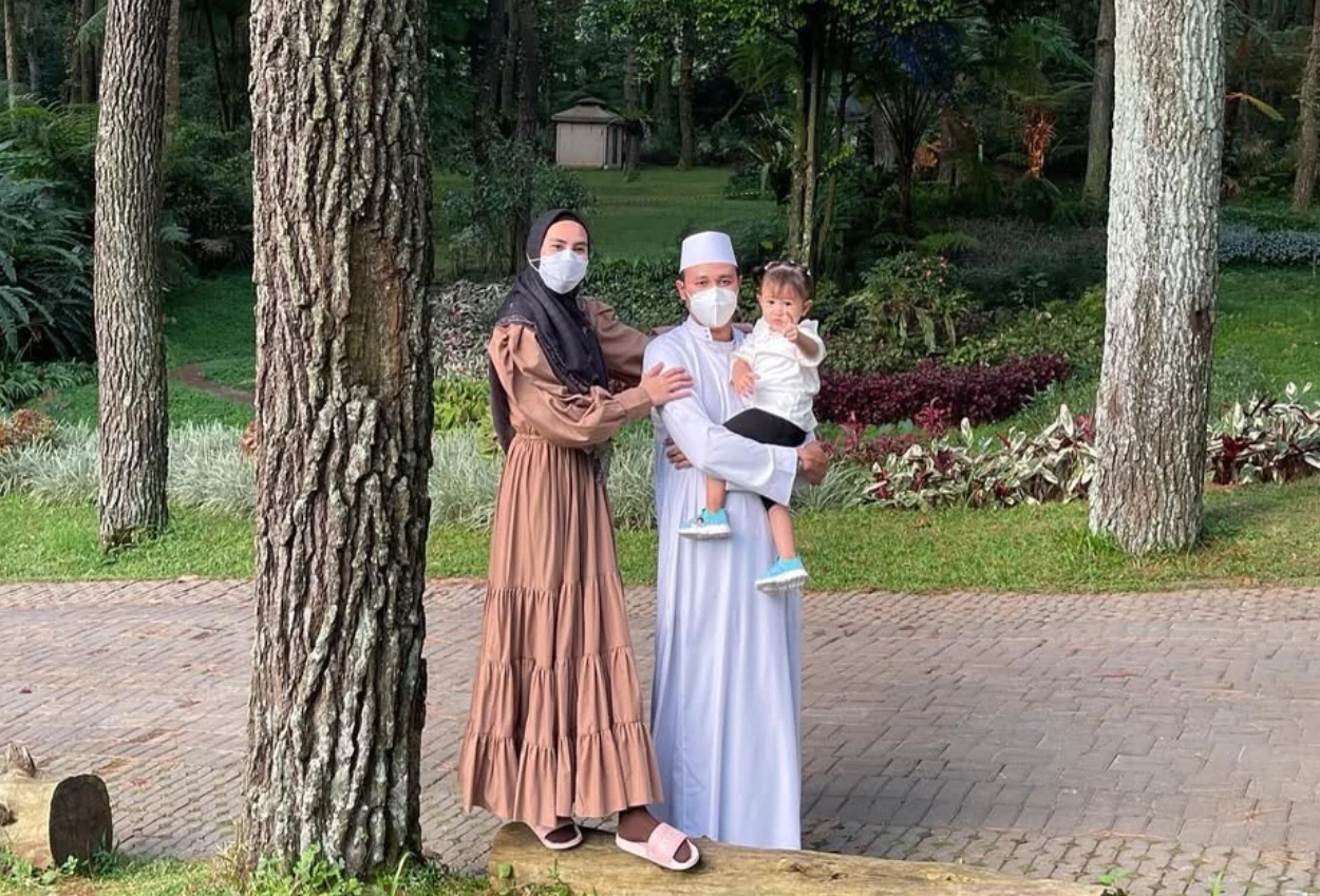 Kartika putri hamil anak ketiga, suami tergetkan punya 7 anak